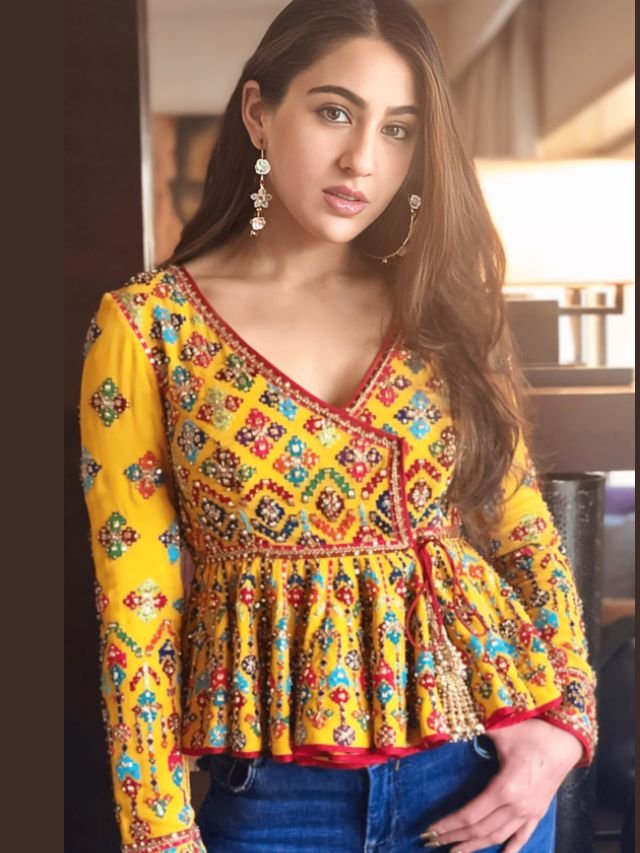 Sara Ali Khan in Kurti with Jeans Sara Ali Khan in Kurti with Jeans