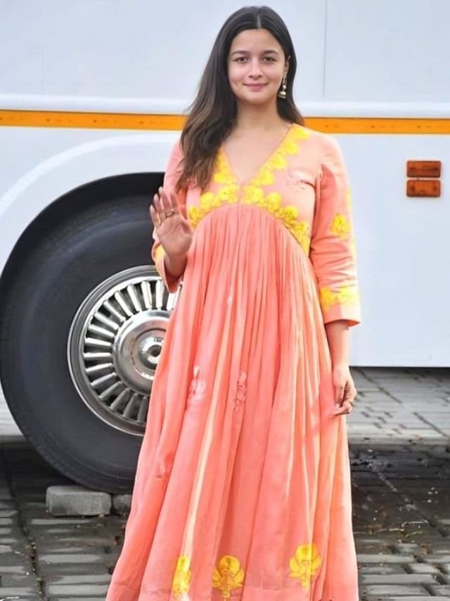 Alia Bhatt in Alia Cut Kurti Alia Bhatt in Alia Cut Kurti