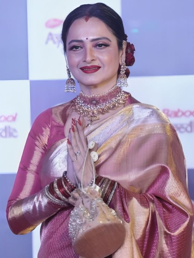 Rekha in pink color saree at Zee Cine Awards Rekha in pink color saree at Zee Cine Awards