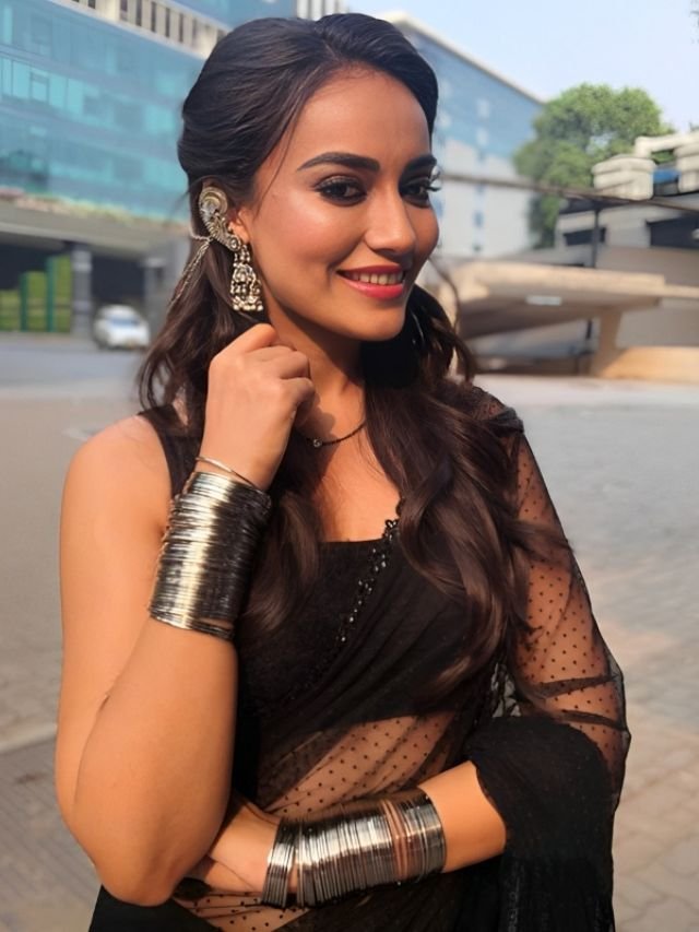 Surbhi Jyoti Wearing Silver Jewellery with Black Saree Surbhi Jyoti Wearing Silver Jewellery with Black Saree