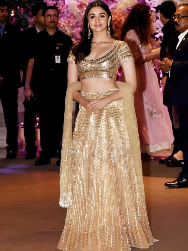 Alia Bhatt in Net Dupatta Around Elbow with Lehenga Alia Bhatt in Net Dupatta Around Elbow with Lehenga