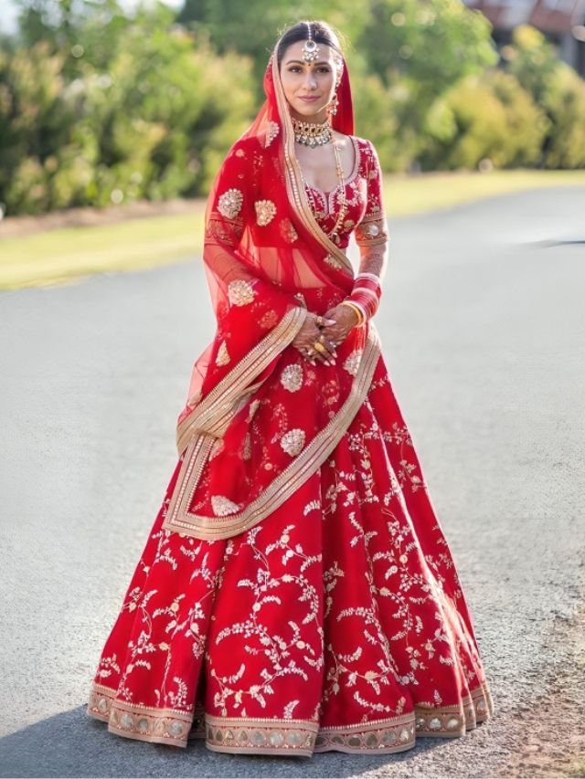 Cowl Dupatta Draping on Lehenga Cowl Net Dupatta Draping on Lehenga