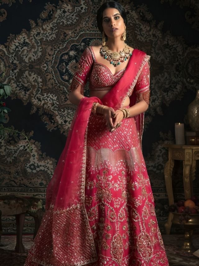 Diagonal Net Dupatta Drape with One End on the Hand on Lehenga Diagonal Net Dupatta Drape with One End on the Hand on Lehenga
