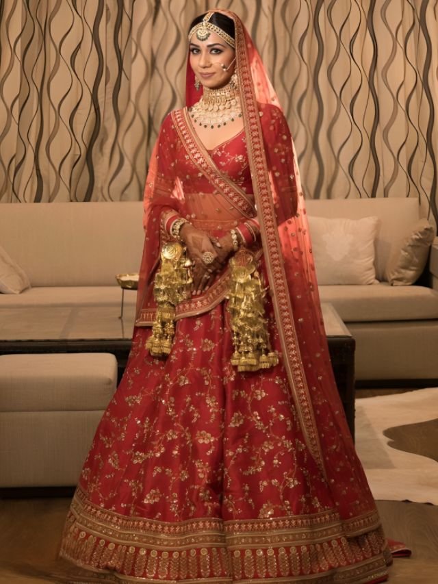 Gujarati Dupatta Draping Style on Lehenga Gujarati Dupatta Draping Style on Lehenga