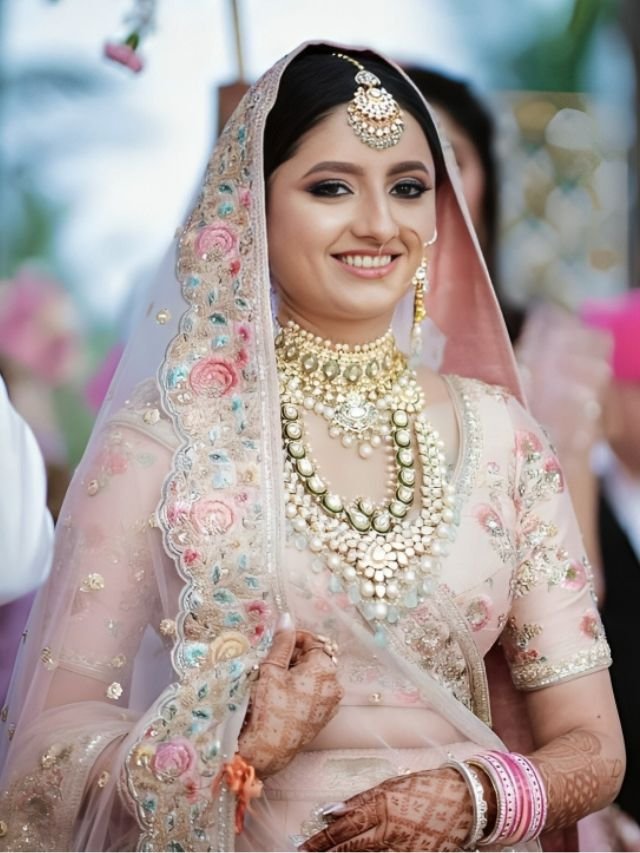 Keep Net Dupatta One side in Front and Other side at Back on Lehenga Keep Net Dupatta One side in Front and Other side at Back on Lehenga