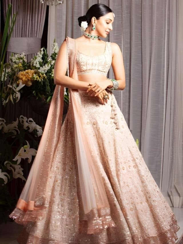 Kiara Advani in One Side Pleat Dupatta Draping Style on Lehenga Kiara Advani in One Side Pleat Net Dupatta Draping Style on Lehenga