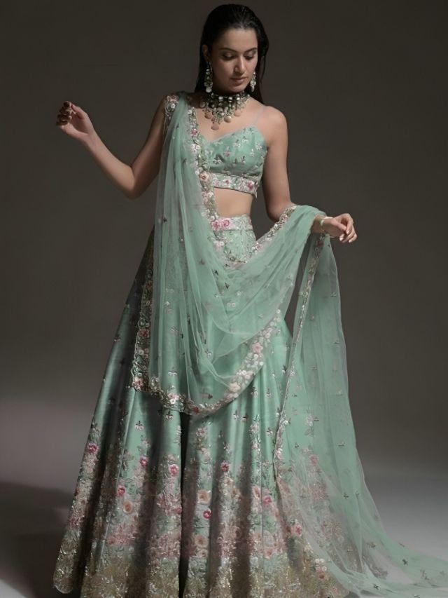 Net Dupatta End on the Elbow with Lehenga Net Dupatta End on the Elbow with Lehenga