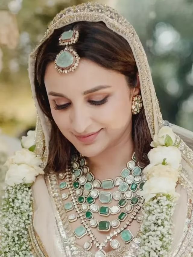 Parineeti Chopra in Cowl Dupatta Drape on Lehenga Parineeti Chopra in Cowl Net Dupatta Drape on Lehenga