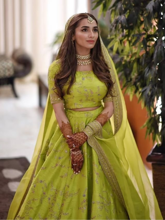 Put Net Dupatta One end over Head and Other End Around Wrist on Lehenga Put Net Dupatta One end over Head and Other End Around Wrist on Lehenga