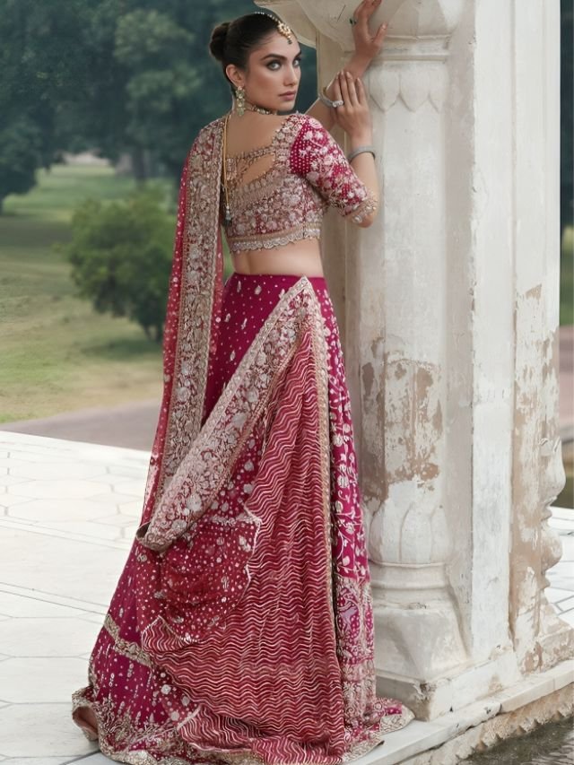Tuck Net Dupatta from Behind on Lehenga Tuck Net Dupatta from Behind on Lehenga