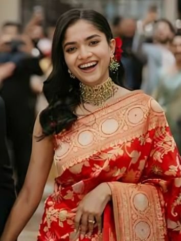 Banarasi Saree with Traditional Jewellery Banarasi Saree with Traditional Jewellery