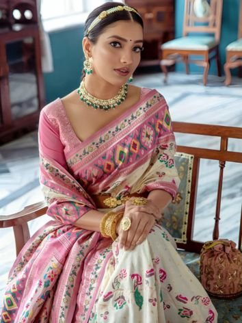 Kundan Jewellery Creates a Rich Festive Look with Paithani Saree
